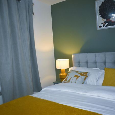 Luxury 2 Bed House With 3 Beds,3 Free Parking Lot In Dartford Near Town Centre, Adjacent Bus Stop, Train Station, Bluewater Mall, 25Mins To London City Airport,20 Miles From Central London Esterno foto