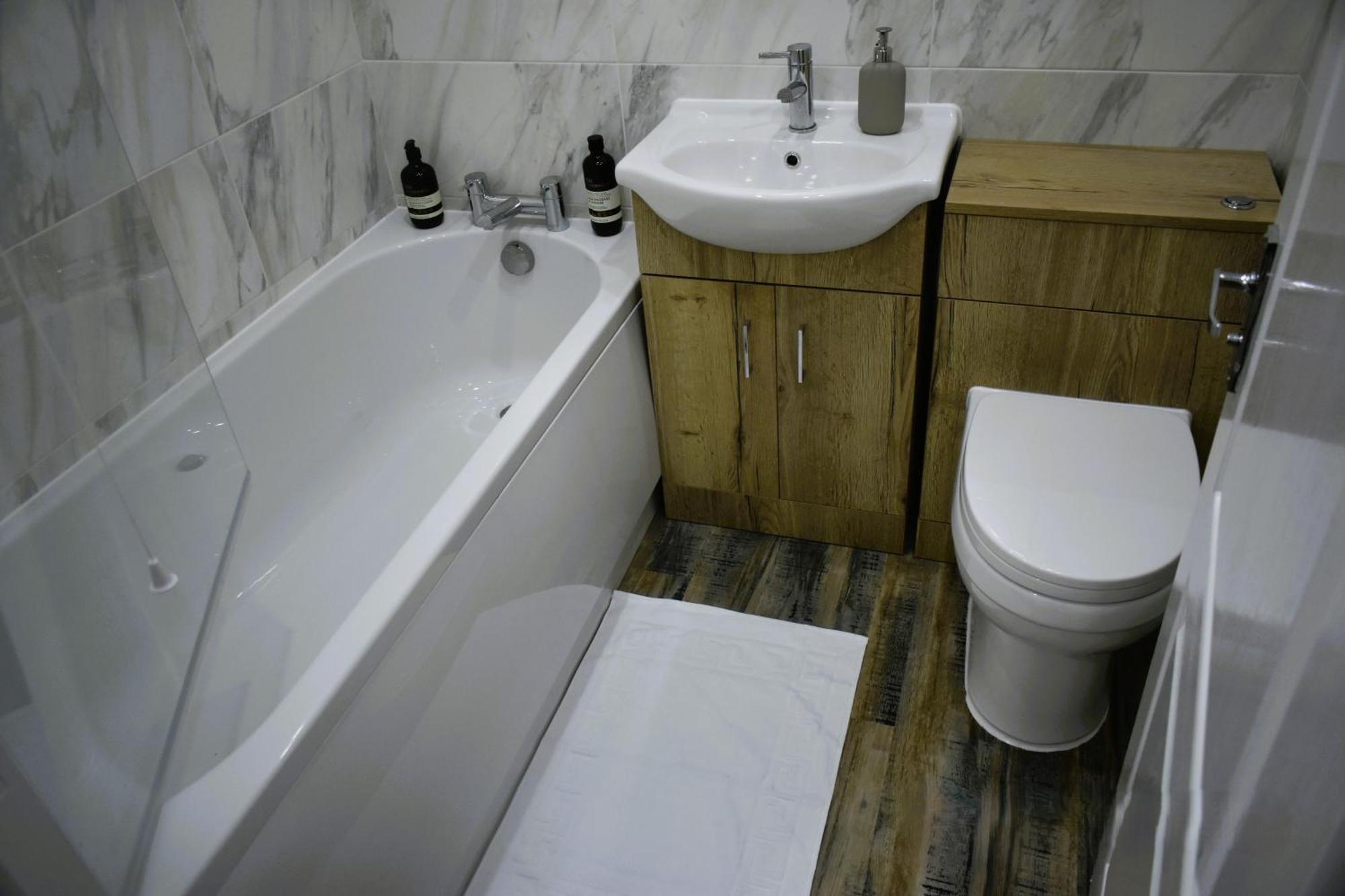 Luxury 2 Bed House With 3 Beds,3 Free Parking Lot In Dartford Near Town Centre, Adjacent Bus Stop, Train Station, Bluewater Mall, 25Mins To London City Airport,20 Miles From Central London Esterno foto