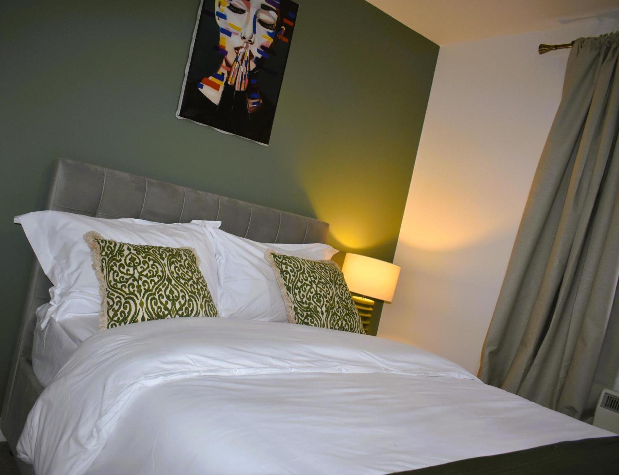 Luxury 2 Bed House With 3 Beds,3 Free Parking Lot In Dartford Near Town Centre, Adjacent Bus Stop, Train Station, Bluewater Mall, 25Mins To London City Airport,20 Miles From Central London Esterno foto