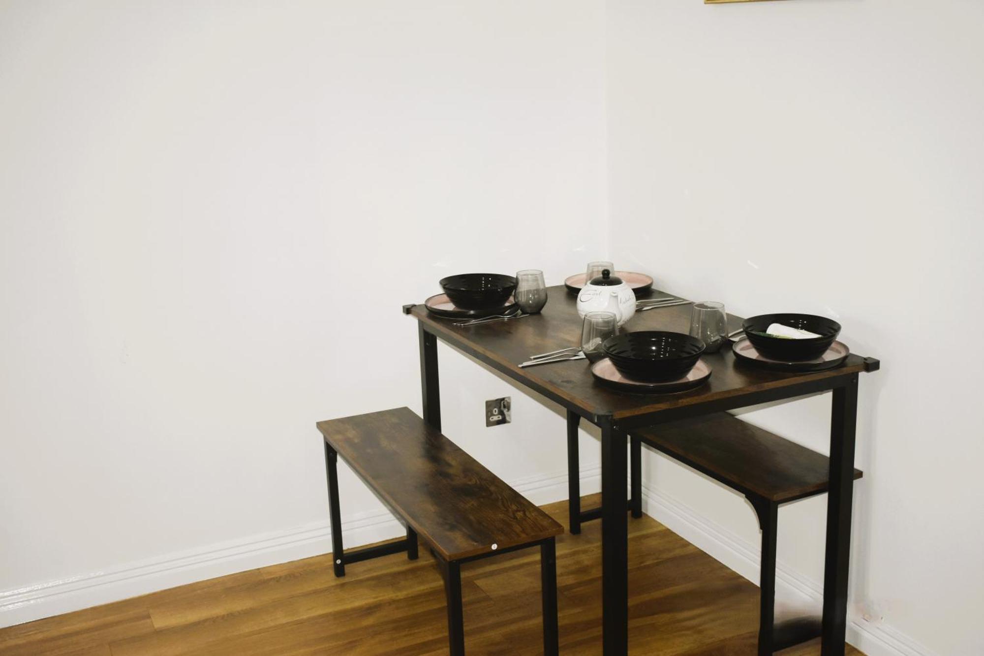 Luxury 2 Bed House With 3 Beds,3 Free Parking Lot In Dartford Near Town Centre, Adjacent Bus Stop, Train Station, Bluewater Mall, 25Mins To London City Airport,20 Miles From Central London Esterno foto